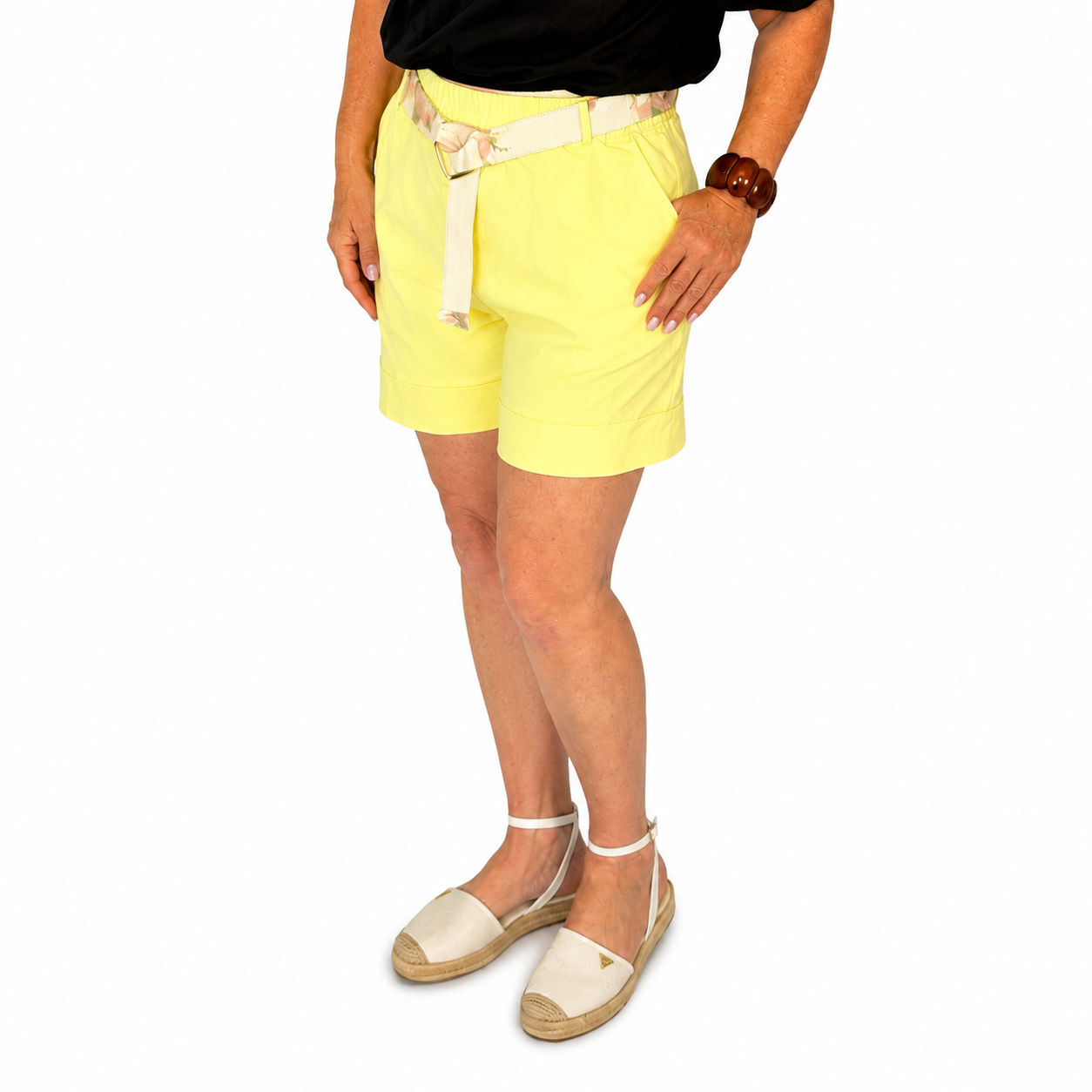 Short Amarillo Pastel con Cinturón Floral