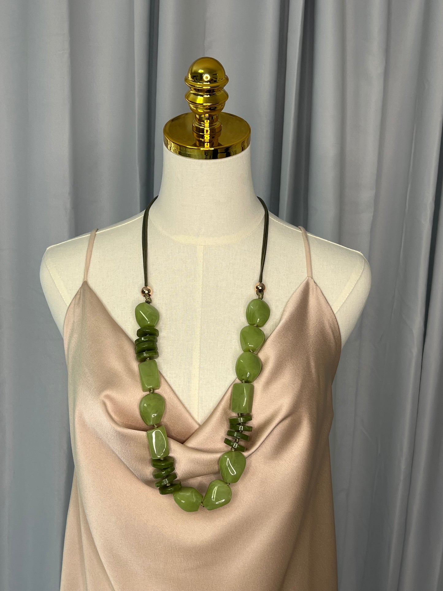 Collar largo en tonos verdes