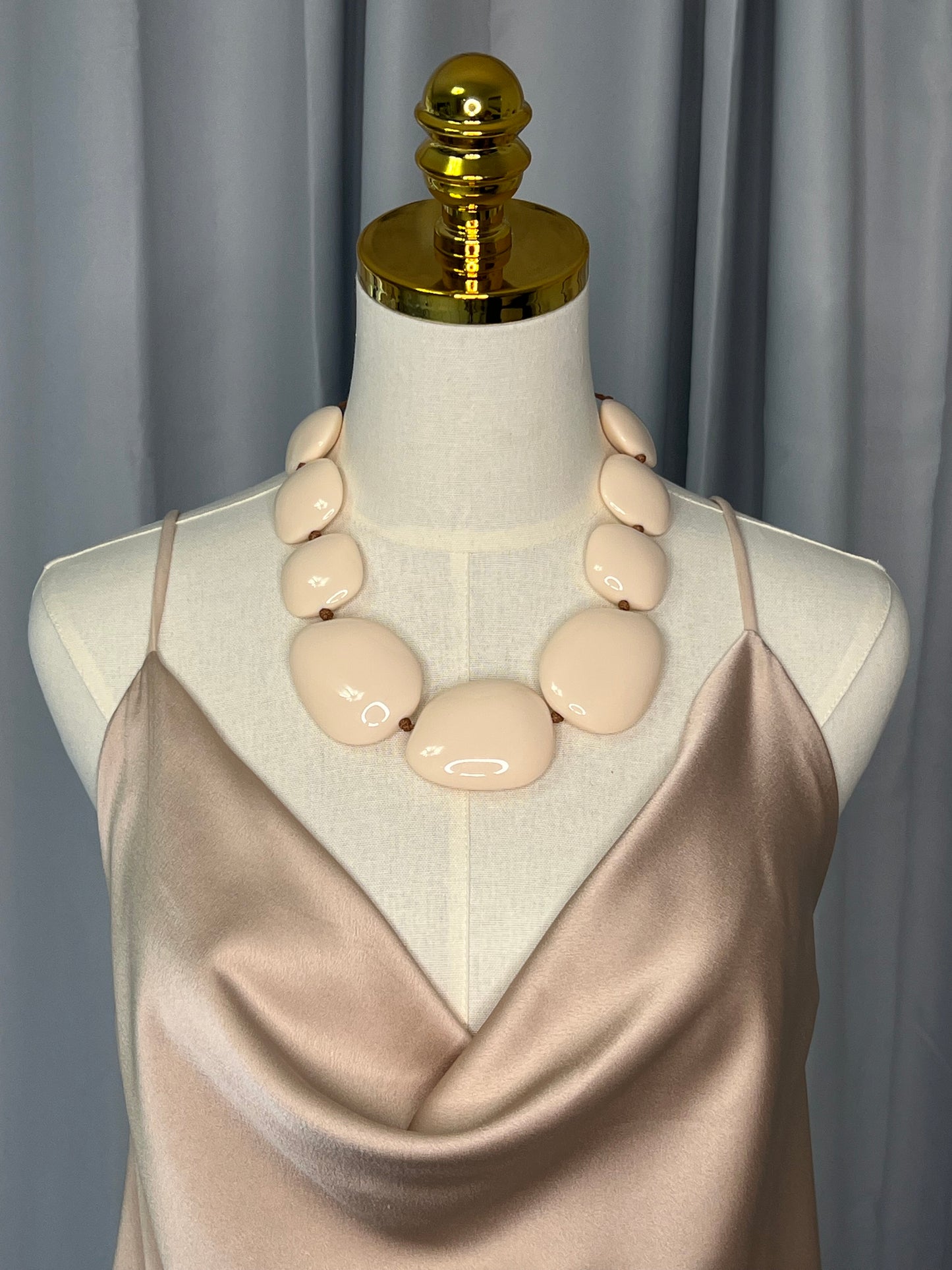 Collar corto en tono nude