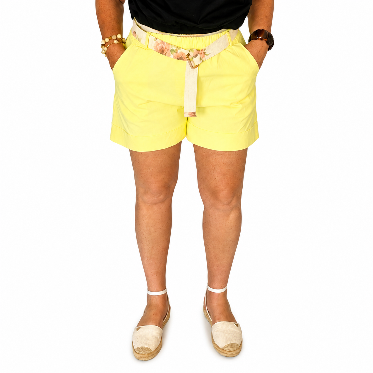 Short Amarillo Pastel con Cinturón Floral