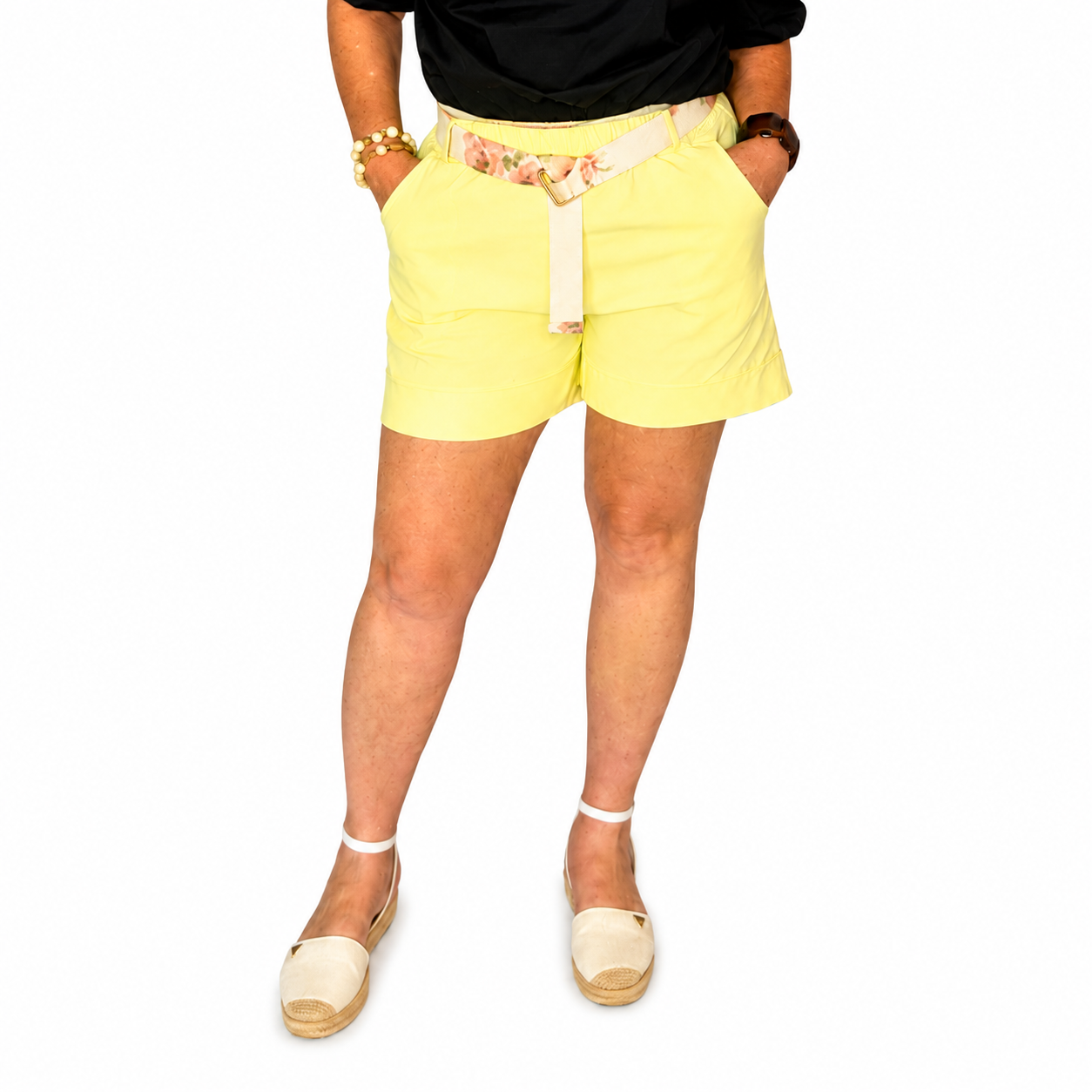 Short Amarillo Pastel con Cinturón Floral