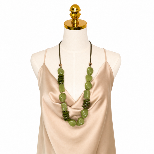 Collar largo en tonos verdes