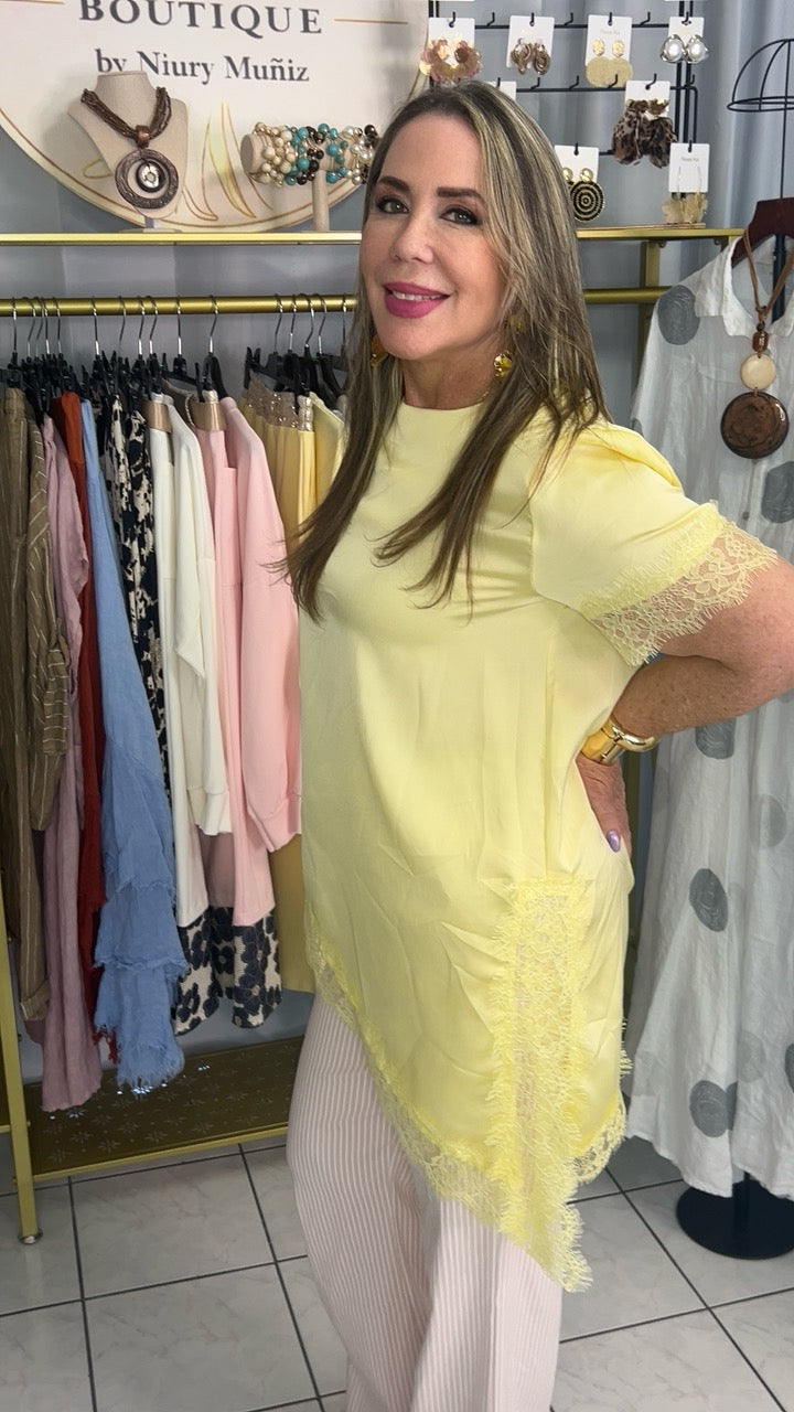 Blusa Satinada Asimétrica con Encaje