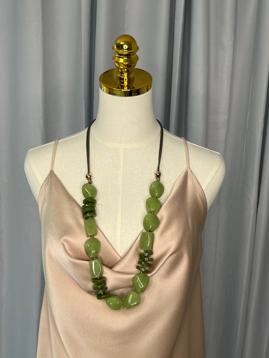 Collar largo en tonos verdes