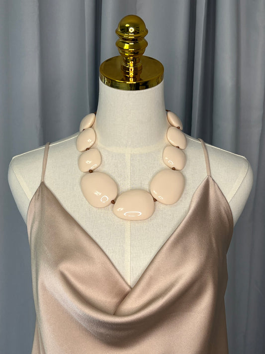 Collar corto en tono nude