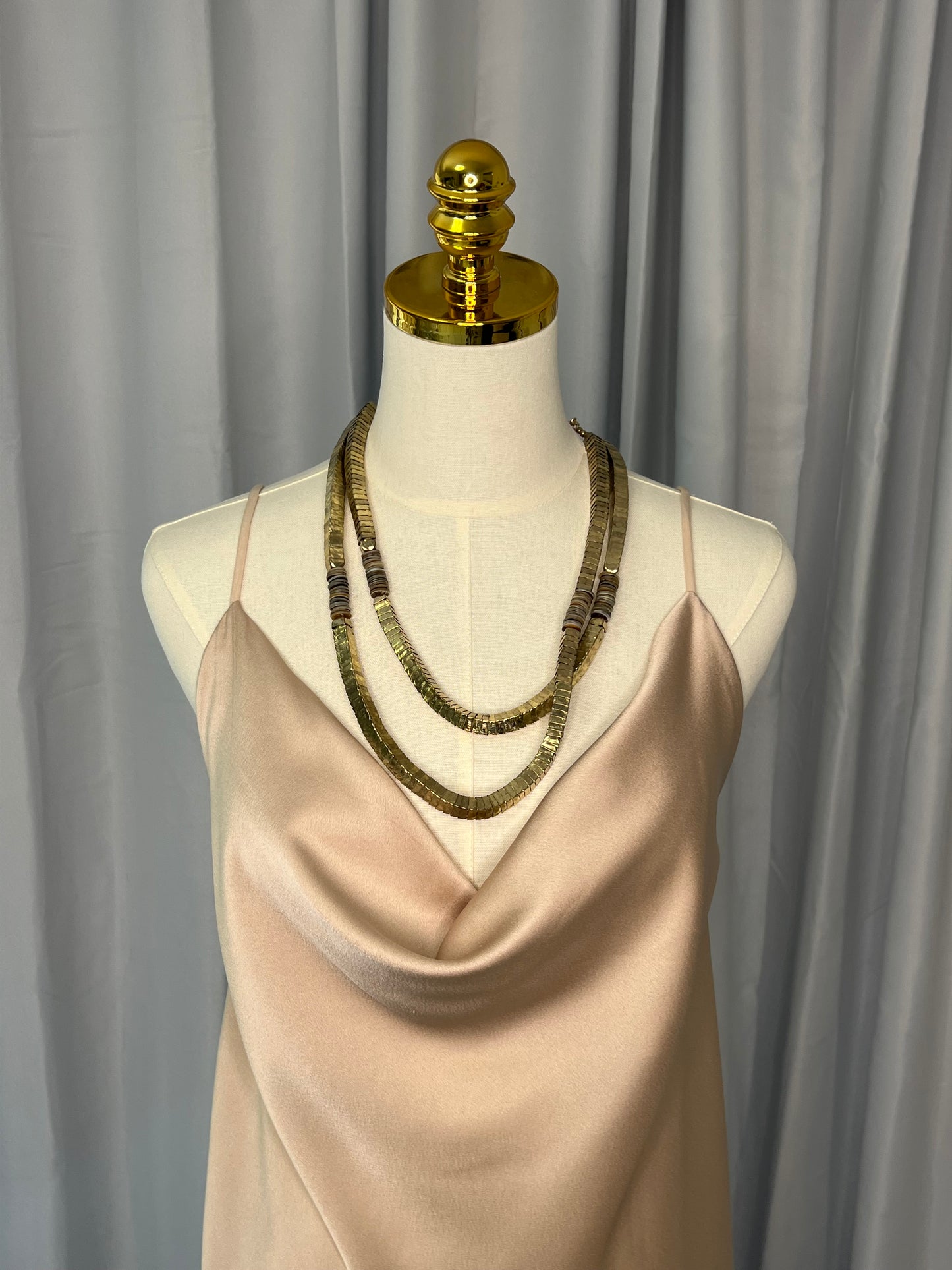 Collar multicapa en tonos dorados