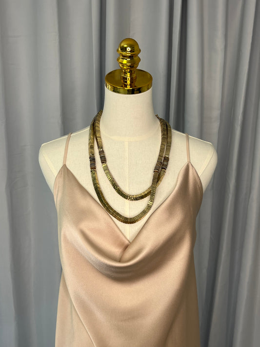 Collar multicapa en tonos dorados