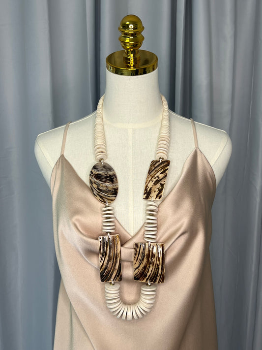 Collar Statement Natural Elegance